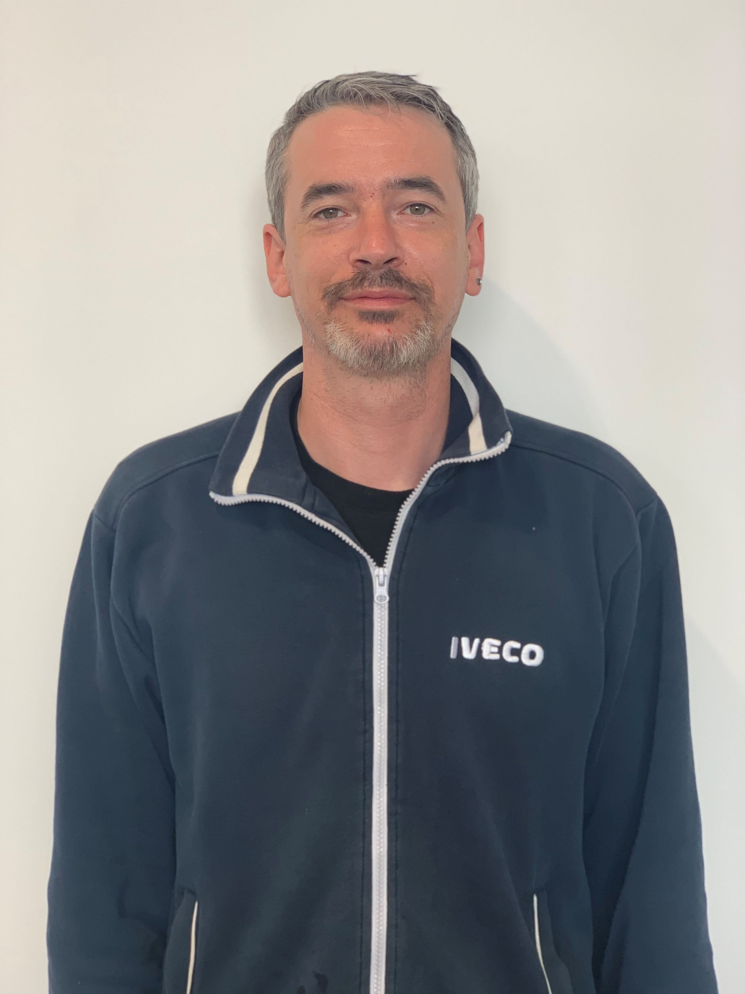 Julien DOLLION Iveco utilitaires poid lourds yvelines camion / Magasins Pièces détachées IVECO 78